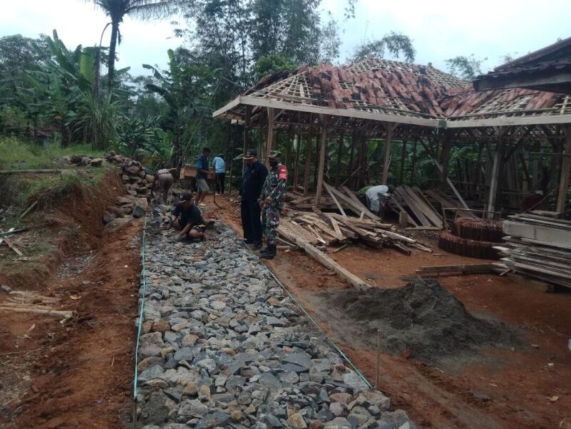 BABINSA KORAMIL 2211/SAGARANTEN LAKSANAKAN KARYA BAKTI PERBAIKAN JALAN DI DESA TANJUNGSARI 5