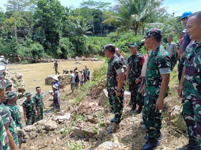 Kunjungan Kerja Kabaglog TNI Mayjen TNI Lin Novrianto Peninjauan Pembangunan Jembatan Merah Putih di Wilayah Kodim 0622/Kab. Sukabumi 2 Kunjungan Kerja Kabaglog TNI Mayjen TNI Lin Novrianto Peninjauan Pembangunan Jembatan Merah Putih di Wilayah Kodim 0622/Kab. Sukabumi