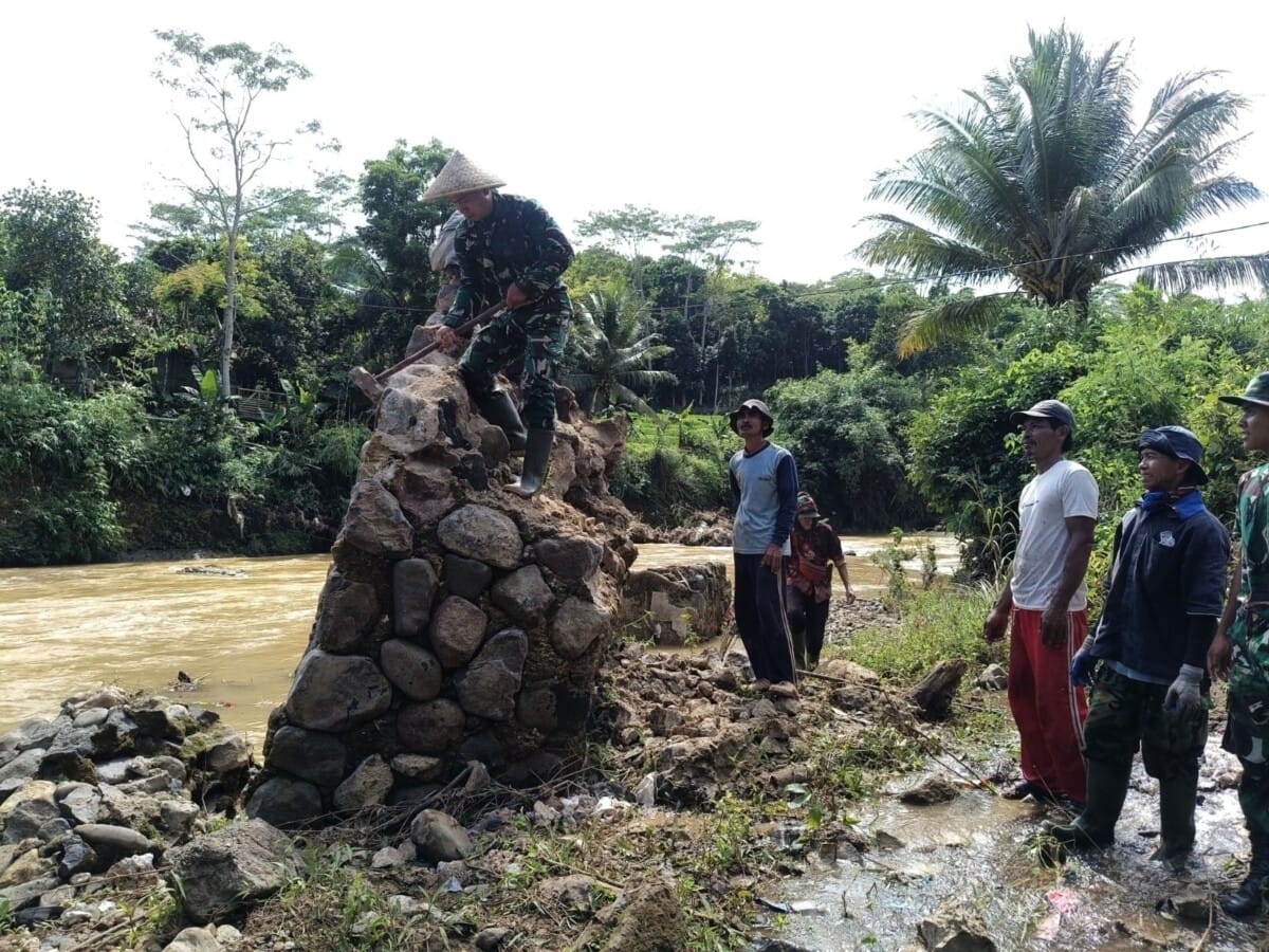 Kunjungan Kerja Kabaglog TNI Mayjen TNI Lin Novrianto Peninjauan Pembangunan Jembatan Merah Putih di Wilayah Kodim 0622/Kab. Sukabumi 3 Kunjungan Kerja Kabaglog TNI Mayjen TNI Lin Novrianto Peninjauan Pembangunan Jembatan Merah Putih di Wilayah Kodim 0622/Kab. Sukabumi
