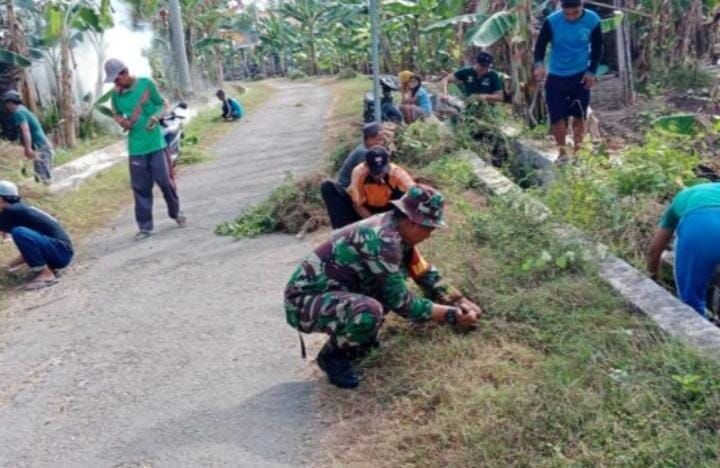 Babinsa Koramil 2214/Surade Laksanakan Bhakti Pembersihan Lingkungan Bersama Warga Desa Cibodas 4