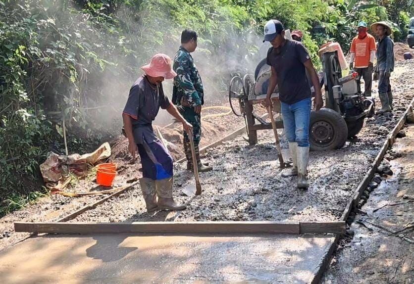 Babinsa Koramil 2207/Jampangtengah Bersama Warga Laksanakan Karya Bakti Pengecoran Jalan Desa 3