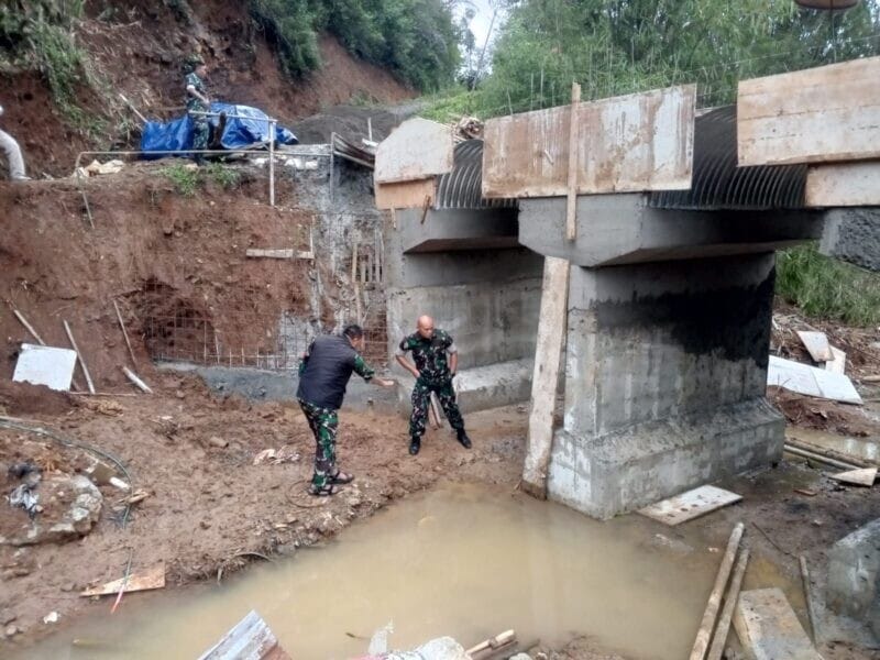 Dandim 0622/Kab. Sukabumi Tinjau Pembangunan Jembatan ARMCO di Lengkong, Wujud Kepedulian TNI untuk Kepentingan Masyarakat 2