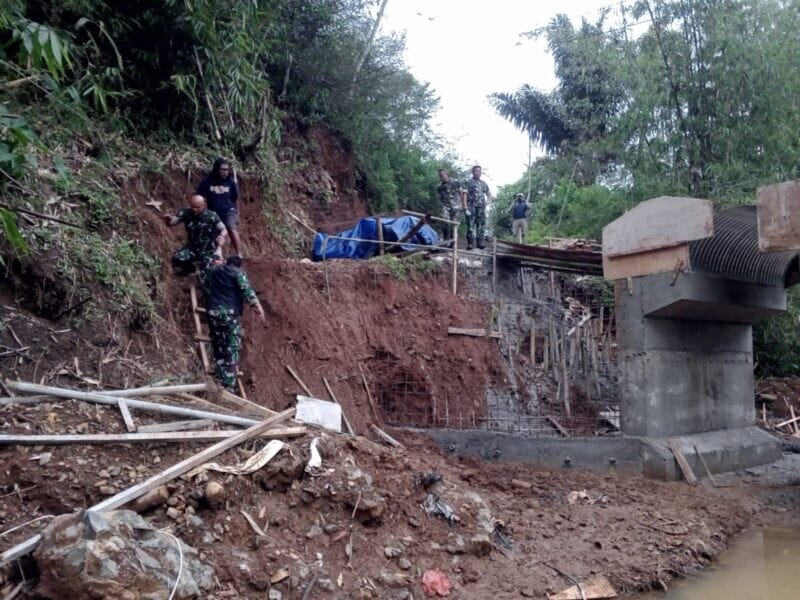 Dandim 0622/Kab. Sukabumi Tinjau Pembangunan Jembatan ARMCO di Lengkong, Wujud Kepedulian TNI untuk Kepentingan Masyarakat 3 Dandim 0622/Kab. Sukabumi Tinjau Pembangunan Jembatan ARMCO di Lengkong, Wujud Kepedulian TNI untuk Kepentingan Masyarakat 2