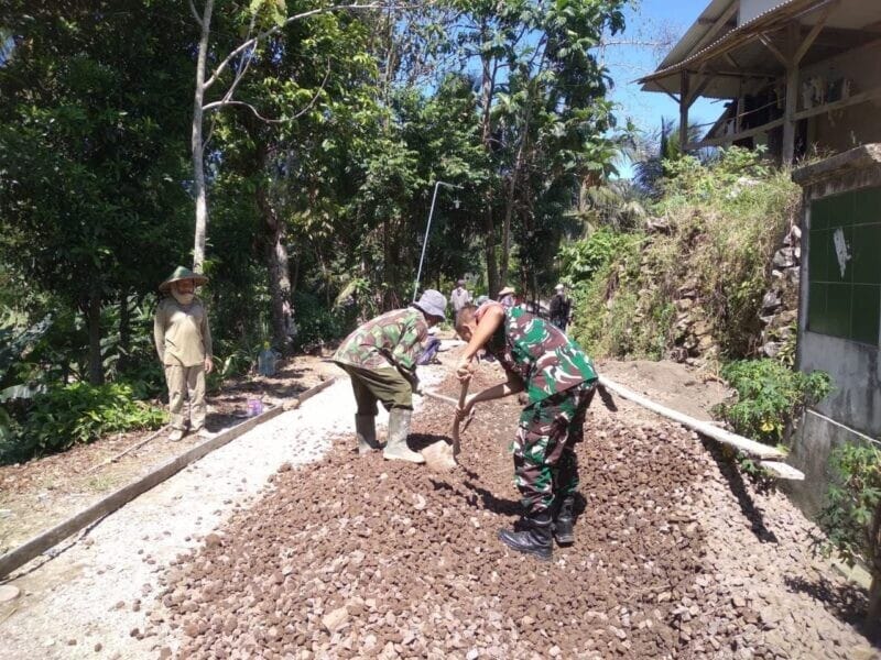 BABINSA KORAMIL 2207/JAMPANGTENGAH LAKSANAKAN KARBAK PENGERASAN JALAN BERSAMA WARGA DI DESA PURABAYA 2