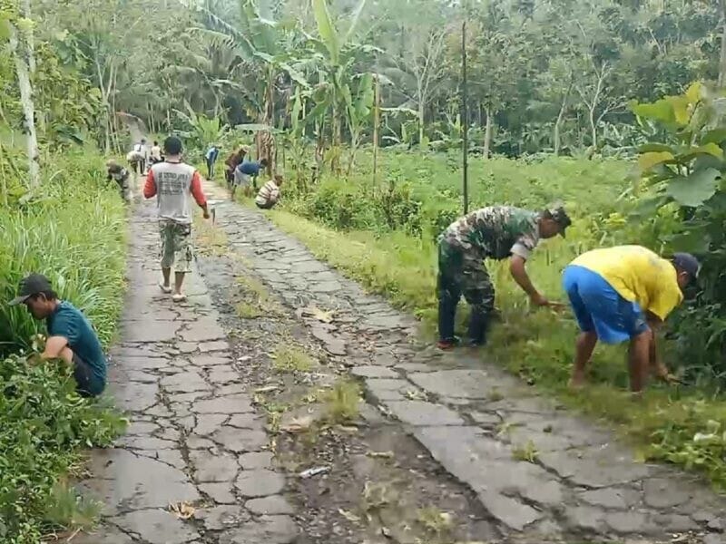 BABINSA KORAMIL 2212/TEGALBULEUD BERSAMA WARGA LAKSANAKAN KARYA BAKTI PEMBENAHAN JALAN DI KP. CIDEO 1