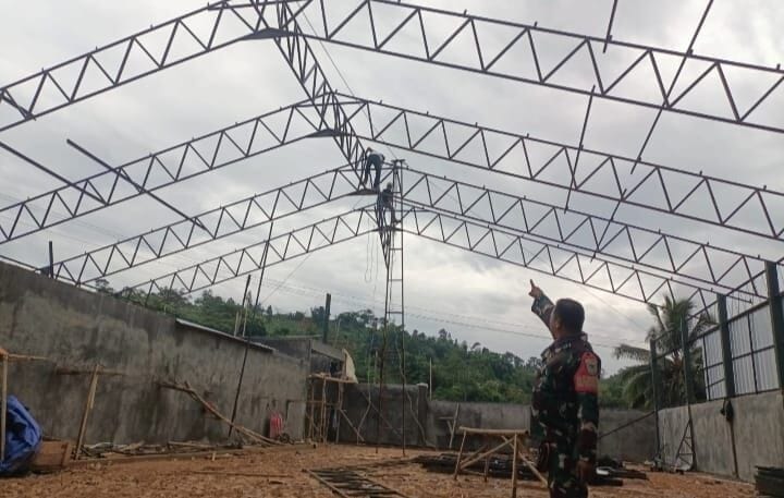 Babinsa Koramil 2210/Pabuaran Monitoring Pembangunan KDKMP di Desa Bantarsari 7