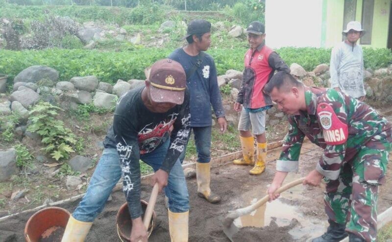 Babinsa Koramil 2202/Palabuhanratu Laksanakan Pengecoran Jalan Bersama Warga di Desa Sangrawayan