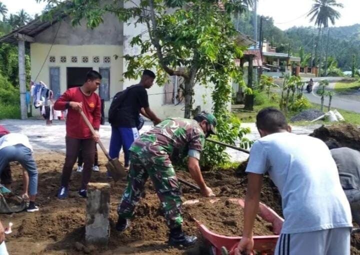 BABINSA KORAMIL 2214/SURADE LAKSANAKAN BHAKTI PEMBERSIHAN LINGKUNGAN BERSAMA WARGA 11