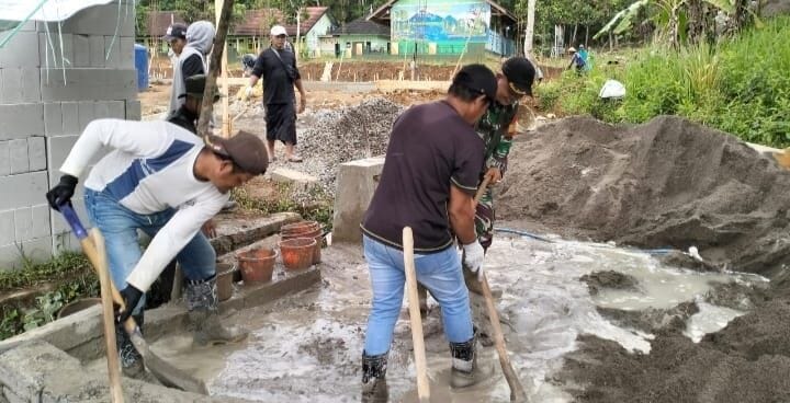 BABINSA KORAMIL 2210/PABUARAN LAKSANAKAN KARYA BHAKTI BERSAMA MASYARAKAT DI KAMPUNG PINANG JAJAR 10