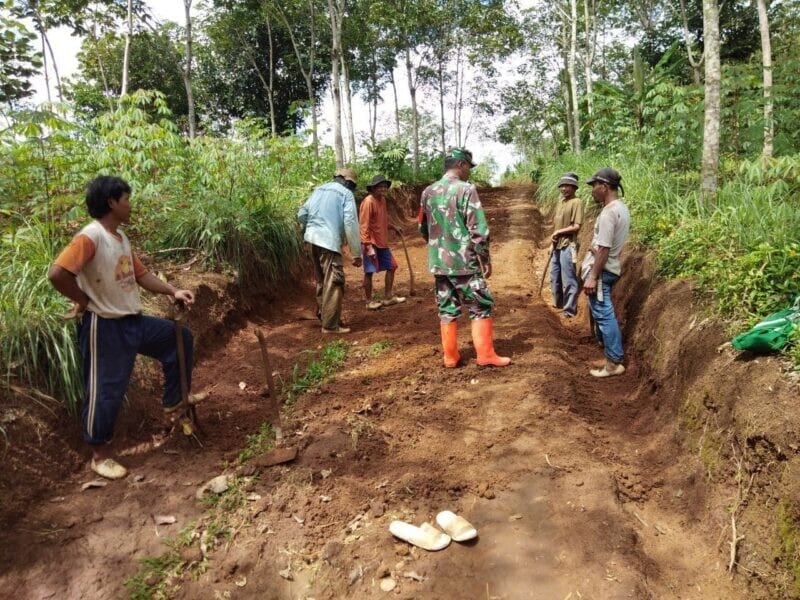 BABINSA KORAMIL 2204/CIKIDANG LAKSANAKAN BHAKTI PERKERASAN JALAN DI DESA TAMANSARI 9