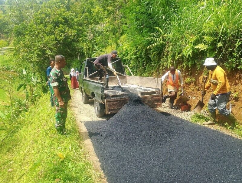 BABINSA KORAMIL 2205/KALAPANUNGGAL LAKSANAKAN PENDAMPINGAN HOTMIX JALAN LINGKUNGAN DI DESA CIANAGA 8