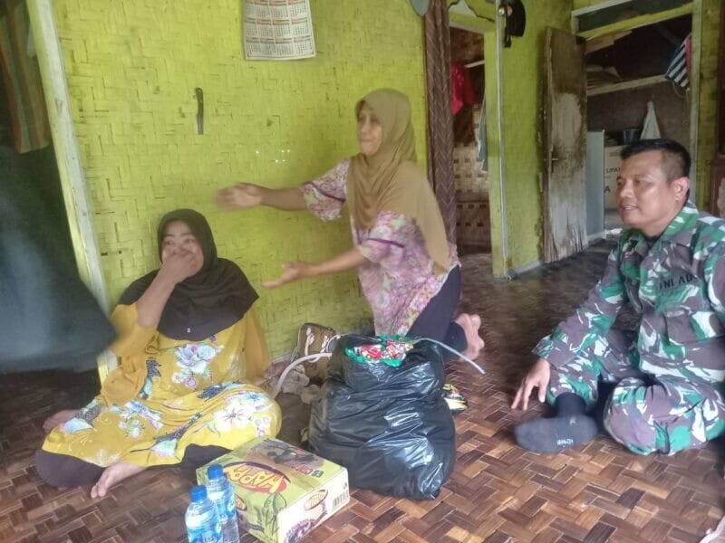 Babinsa Koramil 2213/Jampangkulon Laksanakan Pendampingan Penyaluran Bantuan Sembako di Desa Cikarang 10