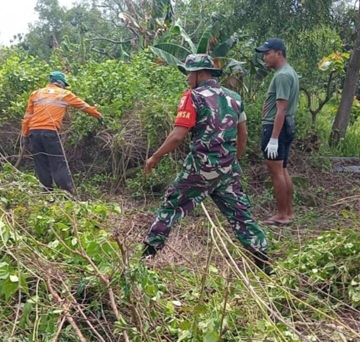 BABINSA KORAMIL 2214/SURADE LAKSANAKAN BHAKTI PEMBERSIHAN LINGKUNGAN DI KAMPUNG NEGLASARI 7