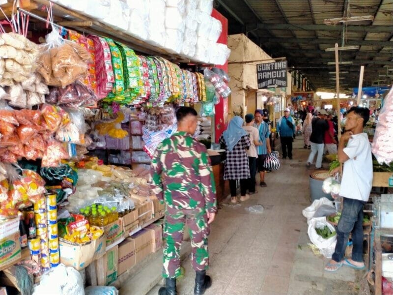 Babinsa Koramil 2202/Palabuhanratu Laksanakan Pengecekan Harga Sembako di Pasar Palabuhanratu 7