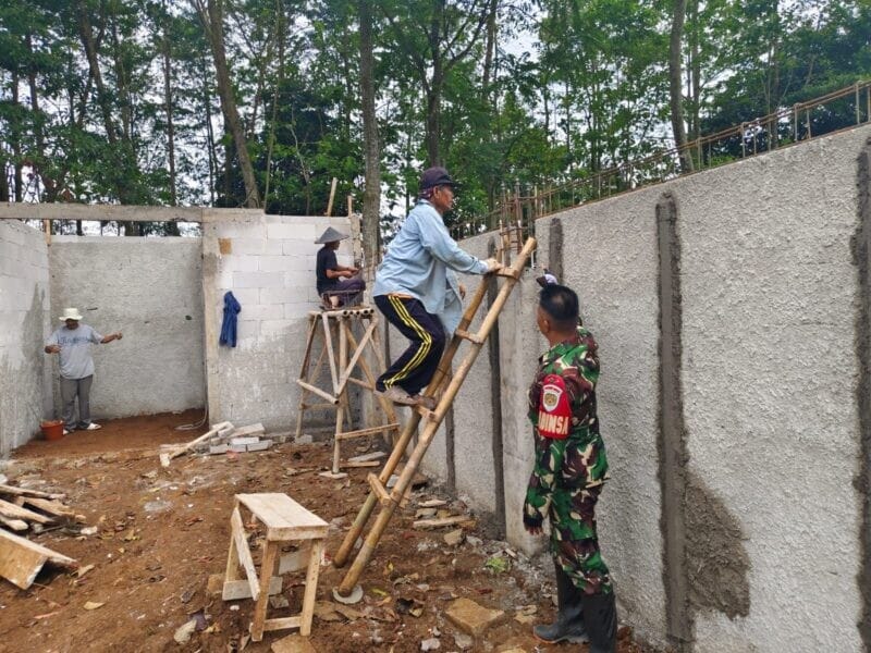 Babinsa Koramil 2206/Parakansalak Laksanakan Pengawasan Pembangunan KDKMP di Desa Bojonglongok 5