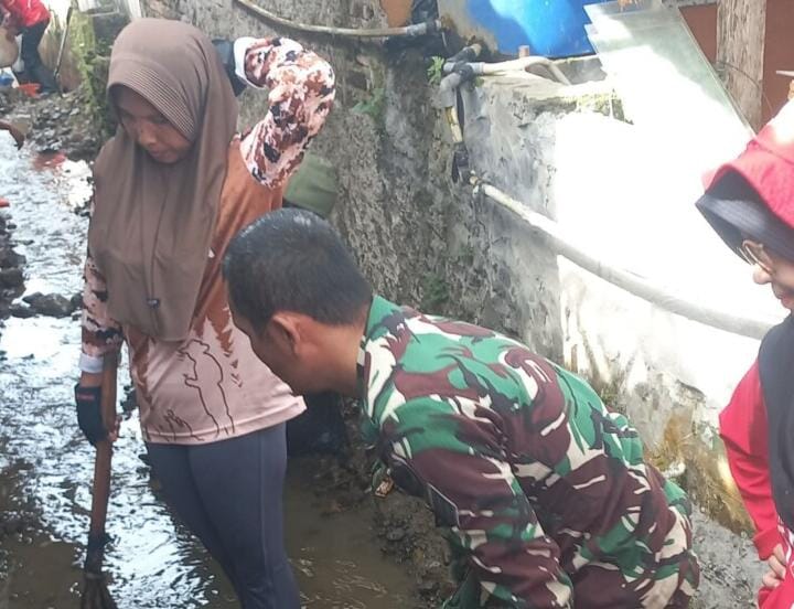 BABINSA KORAMIL 2201/CISOLOK LAKSANAKAN KARYA BAKTI PEMBERSIHAN SUNGAI CISOLOK