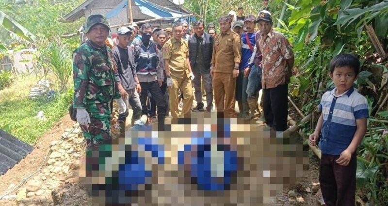 BABINSA KORAMIL 2201/CISOLOK BANTU EVAKUASI KORBAN MENINGGAL DUNIA DI DESA SIRNARESMI, KECAMATAN CISOLOK