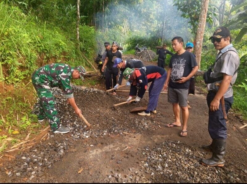 Babinsa Koramil 2211/Sagaranten Laksanakan Karyabakti Perbaikan Jalan Desa di Kp. Cikadu 11