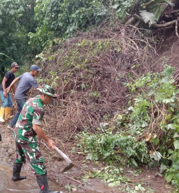 Babinsa Koramil 2202/Palabuhanratu Bersama Warga Laksanakan Pembersihan Jalan Desa Mekar Asih 10