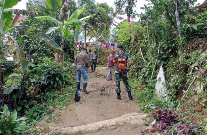 Babinsa Koramil 2209/Lengkong Laksanakan Karya Bakti Pembersihan Jalan Bersama Warga 9