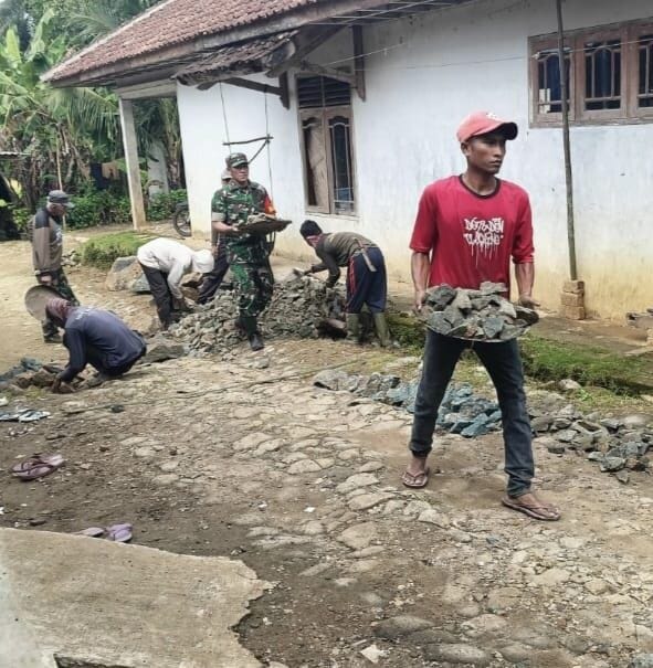 Babinsa Koramil 2213/Jampangkulon Laksanakan Bakti Bersama Warga Desa Nagraksari 7