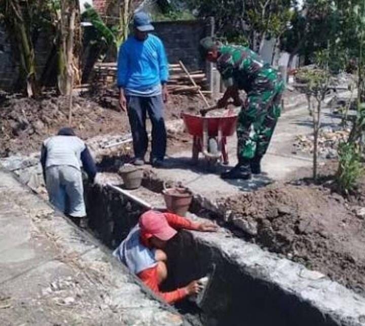 Babinsa Koramil 2214/Surade Laksanakan Karya Bhakti Pembangunan Saluran Irigasi Bersama Warga 6