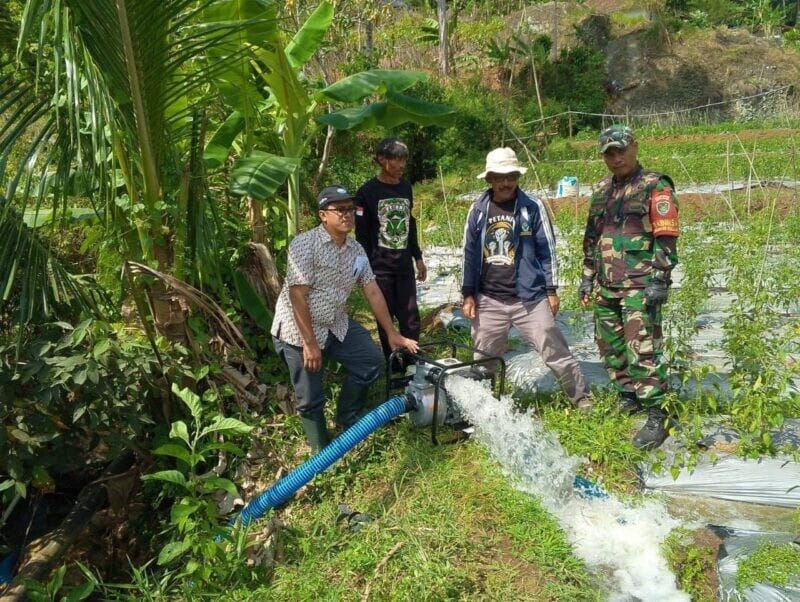 Babinsa Koramil 2207/Jampangtengah Laksanakan Pendampingan Pengecekan Pompa Air di Desa Bantar panjang 4