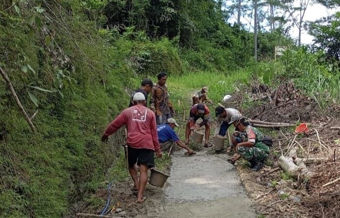 BABINSA KORAMIL 2212/TEGALBULEUD BERSAMA WARGA LAKSANAKAN KARYA BAKTI PERBAIKAN JALAN DI KAMPUNG PUNCAKBATU 3