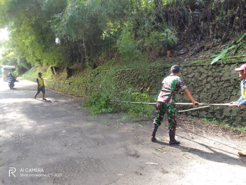 Babinsa Koramil 2208/Nyalindung Laksanakan Bakti Pembersihan Jalan di Kp. Puncak Manis