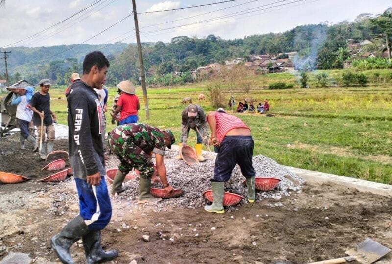 BABINSA KORAMIL 2202/PALABUHANRATU LAKSANAKAN PENGECORAN JALAN BERSAMA WARGA 1 BABINSA KORAMIL 2202/PALABUHANRATU LAKSANAKAN PENGECORAN JALAN BERSAMA WARGA