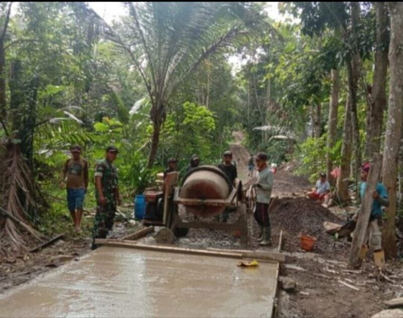 Babinsa Koramil 2211/Sagaranten Laksanakan Karya Bakti Perbaikan Jalan Desa di Puncak Manggis 1 Babinsa Koramil 2211/Sagaranten Laksanakan Karya Bakti Perbaikan Jalan Desa di Puncak Manggis