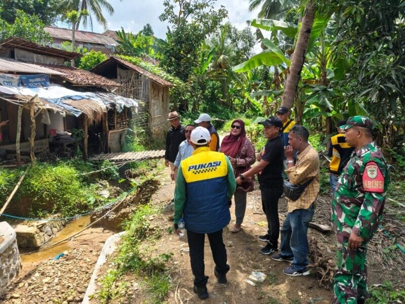 BABINSA KORAMIL 2202/PALABUHANRATU TINJAU RENCANA PERBAIKAN ALIRAN SUNGAI BERSAMA DINAS PENGAIRAN DAN APARAT DESA CIKADU 1 BABINSA KORAMIL 2202/PALABUHANRATU TINJAU RENCANA PERBAIKAN ALIRAN SUNGAI BERSAMA DINAS PENGAIRAN DAN APARAT DESA CIKADU