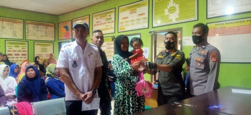 BABINSA KORAMIL 2213/JAMPANGKULON LAKSANAKAN PENDAMPINGAN PENYALURAN BLT DD DI DESA SEKARSARI 1 BABINSA KORAMIL 2213/JAMPANGKULON LAKSANAKAN PENDAMPINGAN PENYALURAN BLT DD DI DESA SEKARSARI