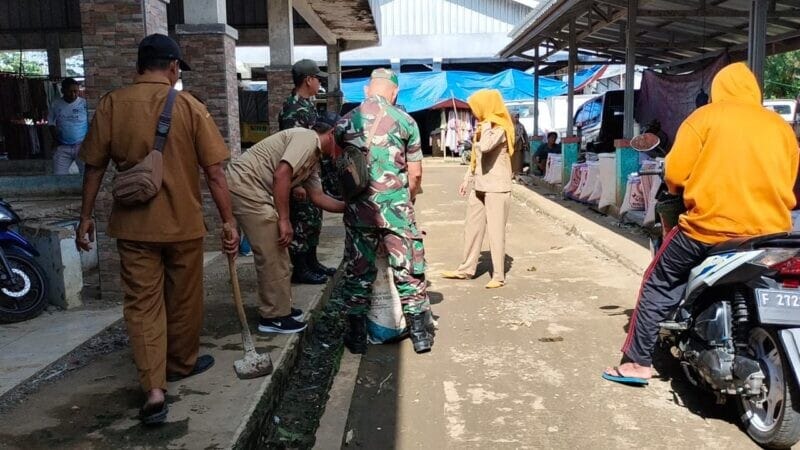 BABINSA KORAMIL 2213/JAMPANGKULON LAKSANAKAN BAKTI BERSIH DI PASAR ALUN-ALUN JAMPANGKULON 10