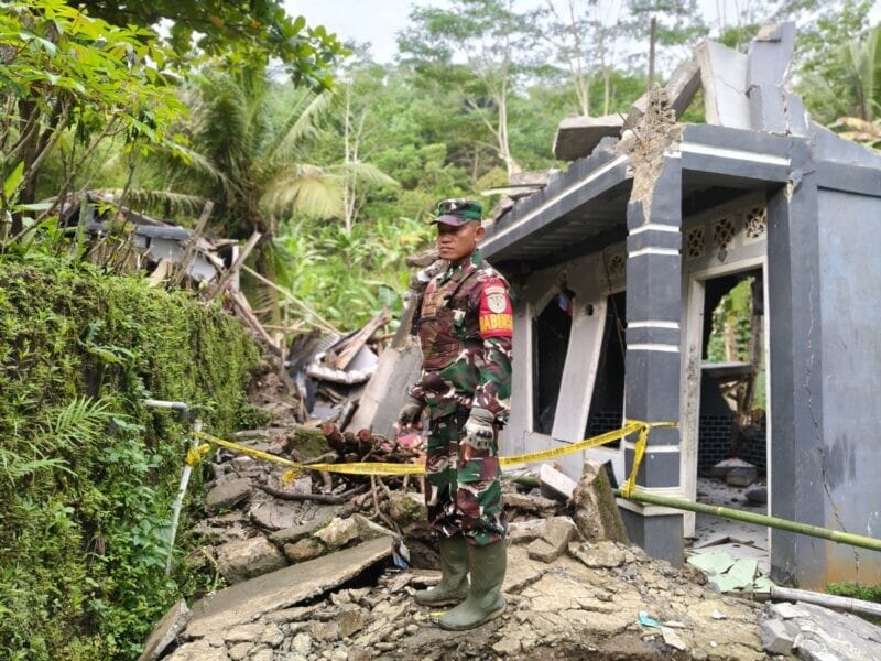 Babinsa Koramil 2203/Warungkiara Rutin Cek Dampak Pergerakan Tanah di Desa Bantar Gadung 1