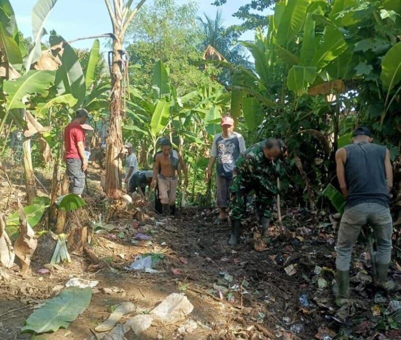 Babinsa Koramil 2202/Palabuhanratu Bersama Warga Laksanakan Kerja Bakti Pembersihan Lingkungan 6