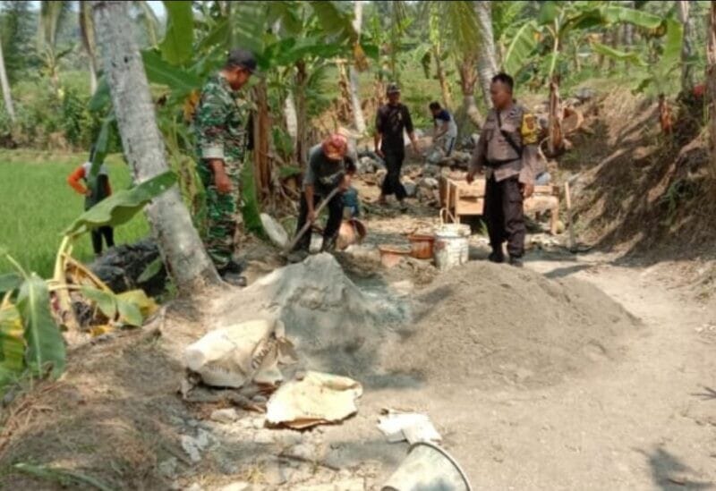 Babinsa Koramil 2211/Sagaranten Bersama Warga Laksanakan Karya Bakti Perbaikan Jalan 1