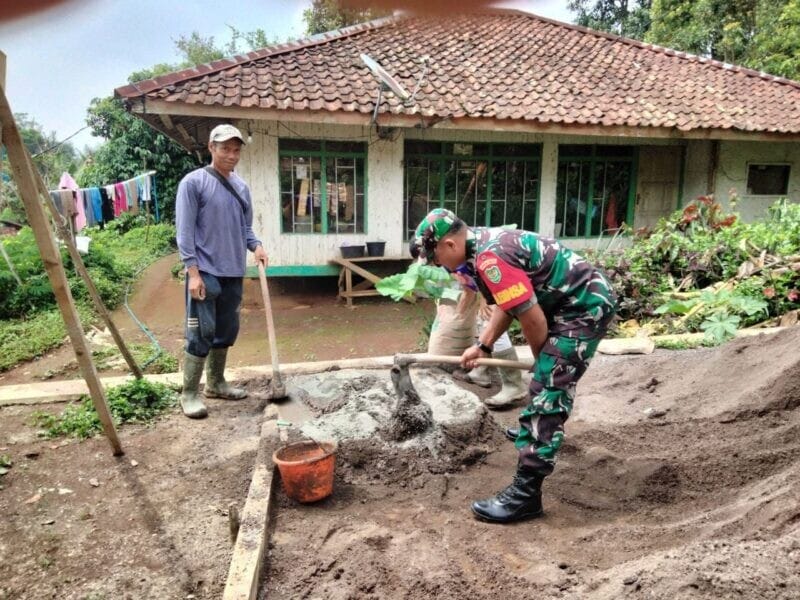 Babinsa Koramil 2208/Nyalindung Bersama Warga Laksanakan Bakti Pengecoran Jalan Lingkungan