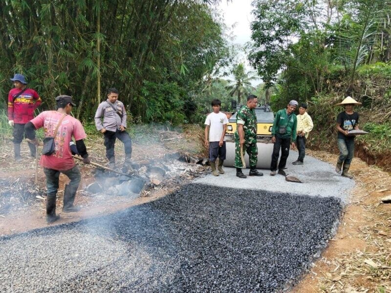 Babinsa Koramil 2207/Jampangtengah Bersama Warga Laksanakan Karya Bakti Pengaspalan Jalan 1 Babinsa Koramil 2207/Jampangtengah Bersama Warga Laksanakan Karya Bakti Pengaspalan Jalan