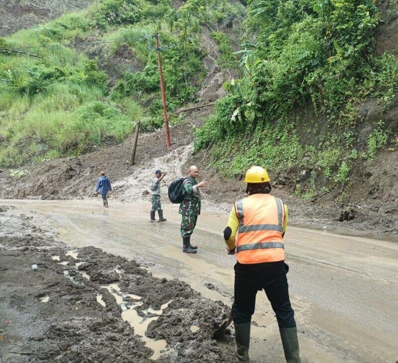 Babinsa Koramil 2202/Palabuhanratu Bantu Atur Arus Lalu Lintas Pasca Longsor di Desa Loji 1 Babinsa Koramil 2202/Palabuhanratu Bantu Atur Arus Lalu Lintas Pasca Longsor di Desa Loji
