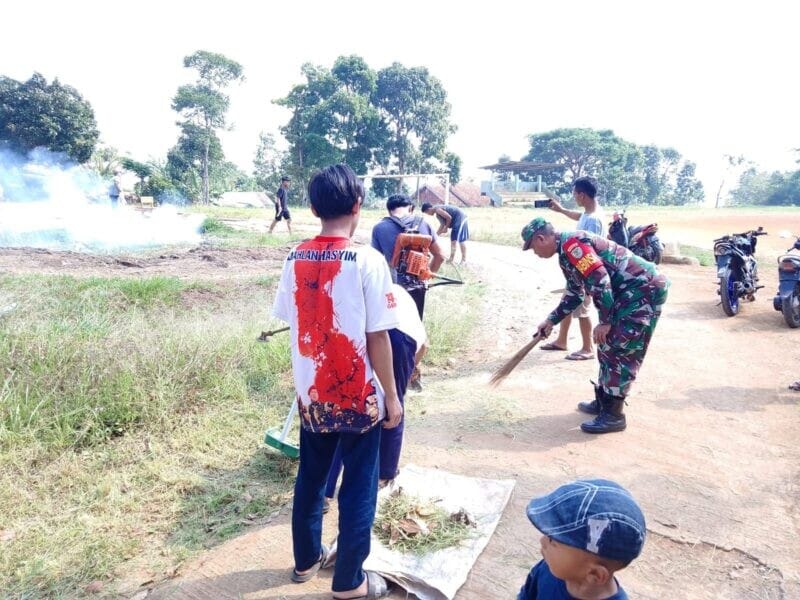Babinsa Koramil 2209/Lengkong Bersama Warga Laksanakan Karya Bakti Pembersihan Jalan Lingkungan 10