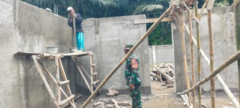 Babinsa Koramil 2211/Sagaranten Laksanakan Pengawasan Pembangunan KDKMP di Desa Sinarbentang 1 Babinsa Koramil 2211/Sagaranten Laksanakan Pengawasan Pembangunan KDKMP di Desa Sinarbentang