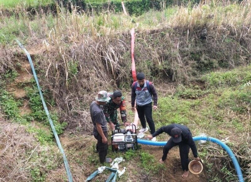 Babinsa Koramil 2207/Jampangtengah Bersama PPL Laksanakan Pendampingan Pengecekan Pompa Air 1 Babinsa Koramil 2207/Jampangtengah Bersama PPL Laksanakan Pendampingan Pengecekan Pompa Air