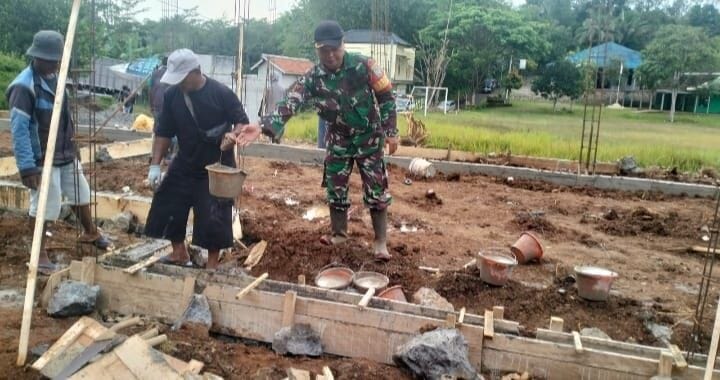 Babinsa Koramil 2210/Pabuaran Bersama Warga Laksanakan Karya Bhakti di Kampung Pasir Kaliki 1 Babinsa Koramil 2210/Pabuaran Bersama Warga Laksanakan Karya Bhakti di Kampung Pasir Kaliki