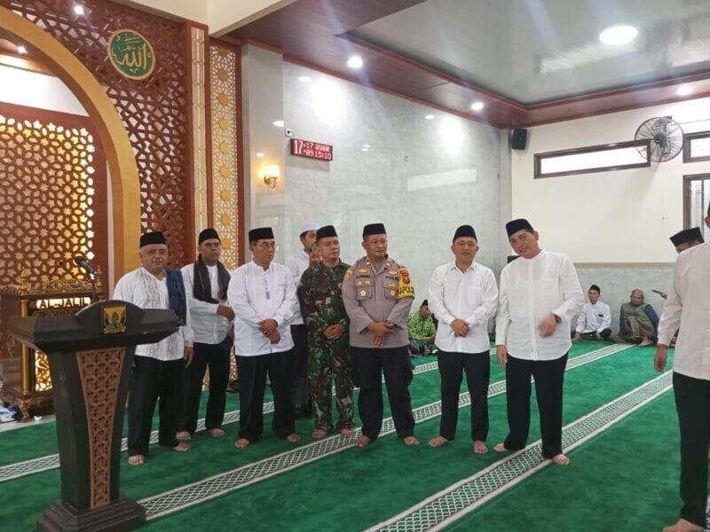 Babinsa Koramil 2214/Surade Dampingi Kegiatan Safari Ramadhan Forkopimcam di Masjid Agung Surade 2