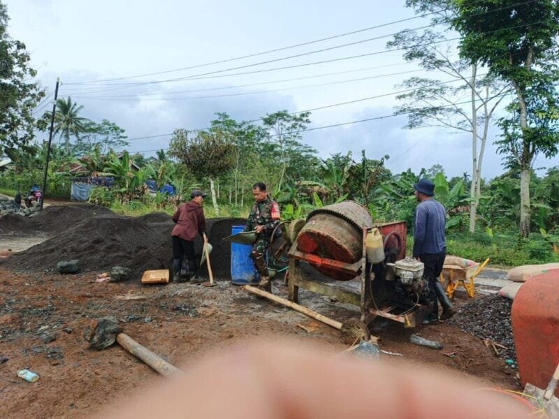Babinsa Koramil 2207/Jampangtengah Bersama Warga Laksanakan Karya Bakti Rabat Beton Jalan 1 Babinsa Koramil 2207/Jampangtengah Bersama Warga Laksanakan Karya Bakti Rabat Beton Jalan