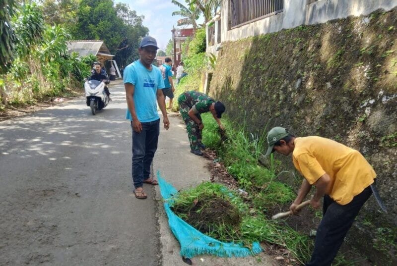 Babinsa Koramil 2205/Kalapanunggal Bersama Warga Laksanakan Jumsih di Desa Mekarjaya 1 Babinsa Koramil 2205/Kalapanunggal Bersama Warga Laksanakan Jumsih di Desa Mekarjaya