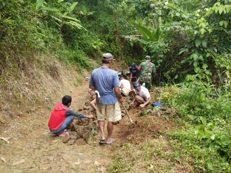 Babinsa Koramil 2204/Cikidang Bersama Warga Laksanakan Karya Bhakti Perbaikan Jalan Desa 1 Babinsa Koramil 2204/Cikidang Bersama Warga Laksanakan Karya Bhakti Perbaikan Jalan Desa
