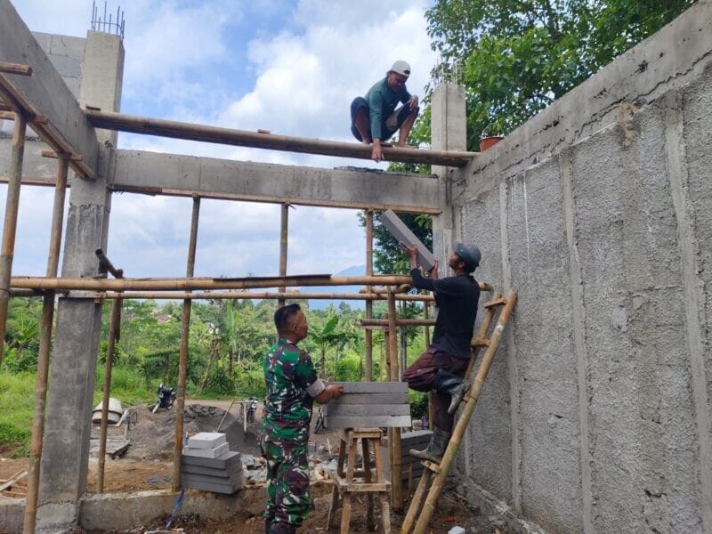 Babinsa Koramil 2206/Parakansalak Laksanakan Karya Bakti Perbaikan Rumah Warga di Desa Lebaksari 4