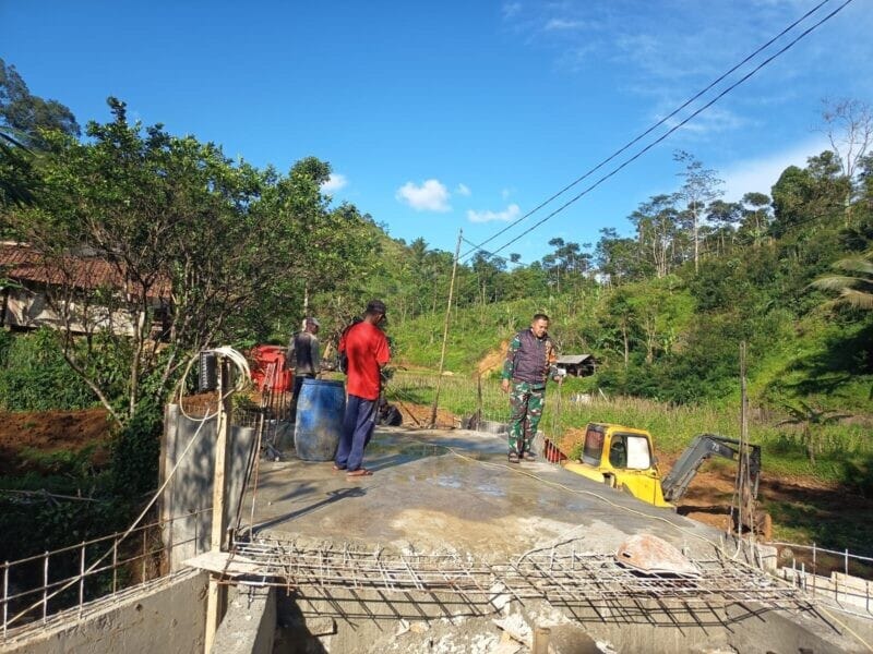 Danramil 2209/Lengkong Tinjau Progres Pembangunan Jembatan Armco di Desa Langkapjaya 1 Danramil 2209/Lengkong Tinjau Progres Pembangunan Jembatan Armco di Desa Langkapjaya